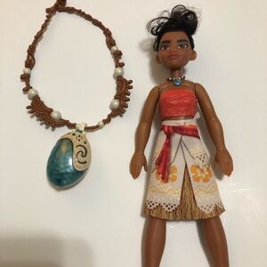 moana doll Arms Wind Up‎ and Wearable Plastic Heart Of Tafiti necklace